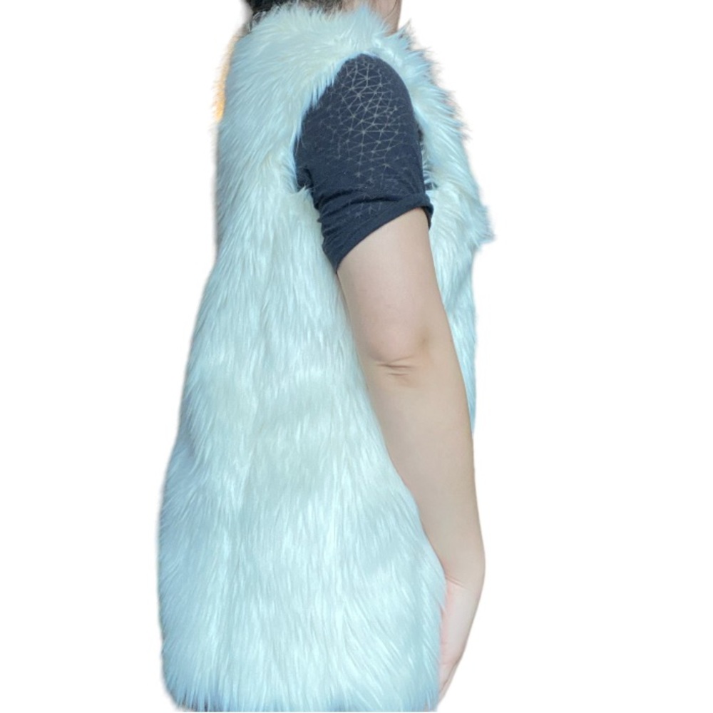 xhilaration fuzzy vest size small